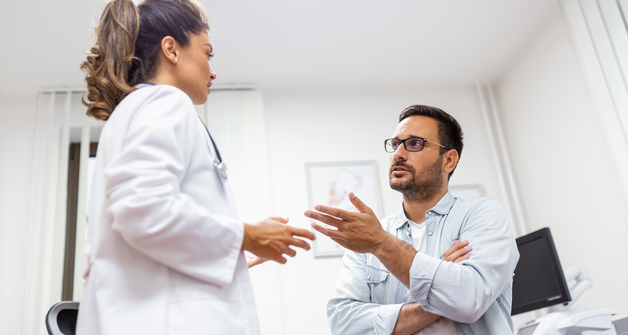 Dois médicos conversando em consultório.