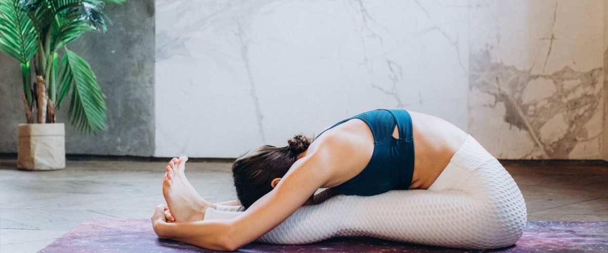 atividade física e depressão Mulher fazendo alongamento