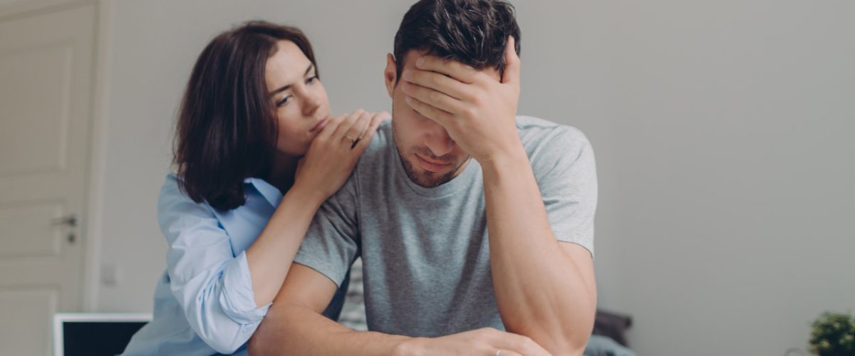 depressão psicótica homem preocupado, sendo acolhido por uma mulher.