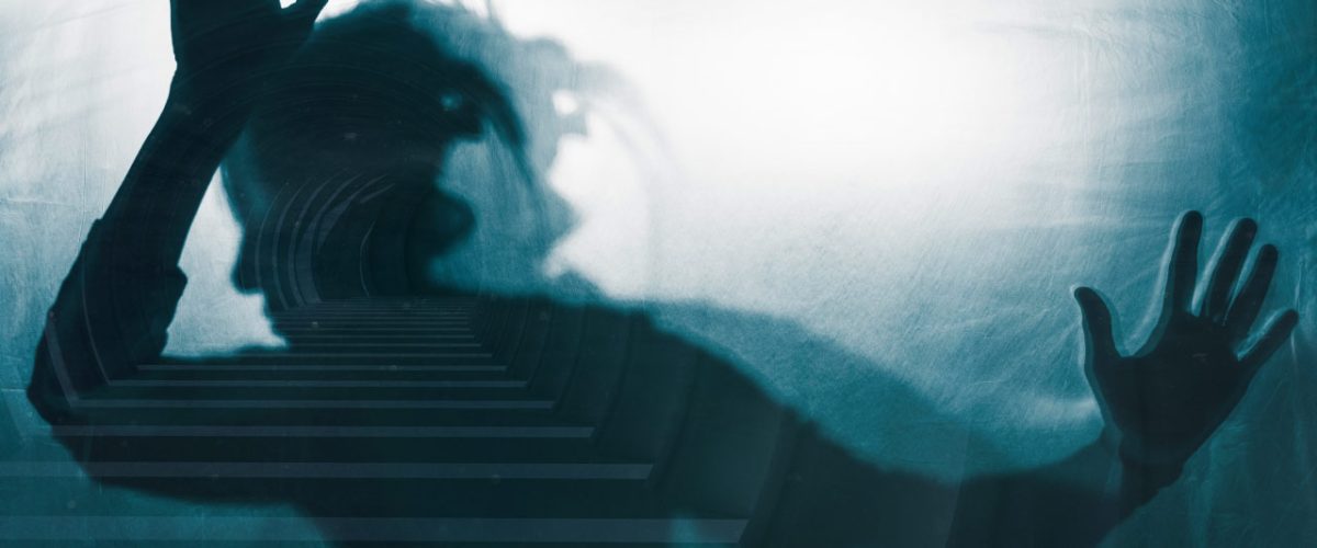 Sombra de uma mulher em aparente sofrimento, representando os estágios da depressão.