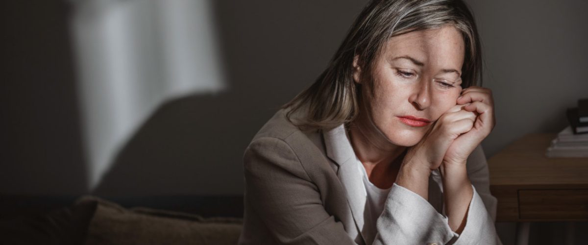 Mulher de meia idade sofrendo com depressão.